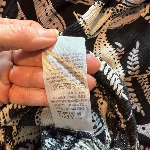 AnyBody Monochrome Leaf Pattern Jumpsuit - Picture 14 of 15